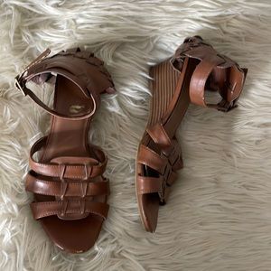Sbicca brown wedge open toe sandals belt buckle worn scuffed used size unknown